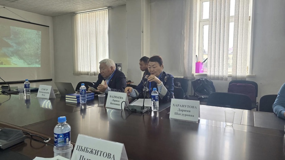 ОХУ-ын төрийн шагналт, хэл бичгийн шинжлэх ухааны доктор Л. Д. Шагдаровын мэндэлсний 95 насны ойд зориулж ОХУ-ын ШУА-ийн Сибирийн салбарын Монгол, Төвөд, Будда судлалын хүрээлэнгээс 2025 оны 9-р сарын 18-19-ний өдрүүдэд зохион байгуулсан "Бурятский язык как национальное достояние" сэдэвт эрдэм шинжилгээний хуралд ШУА-ийн Хэл зохиолын хүрээлэнгийн академич Л.Болд, шинжлэх ухааны доктор С.Мөнхсайхан нар илтгэл хэлэлцүүлж оролцлоо.