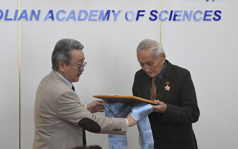 ШУА-ийн гишүүн, Хөдөлмөрийн баатар, Төрийн соёрхолт, Шинжлэх ухааны гавьяат зүтгэлтэн, Р.Барсболд Академичид хүндэтгэл үзүүллээ. 